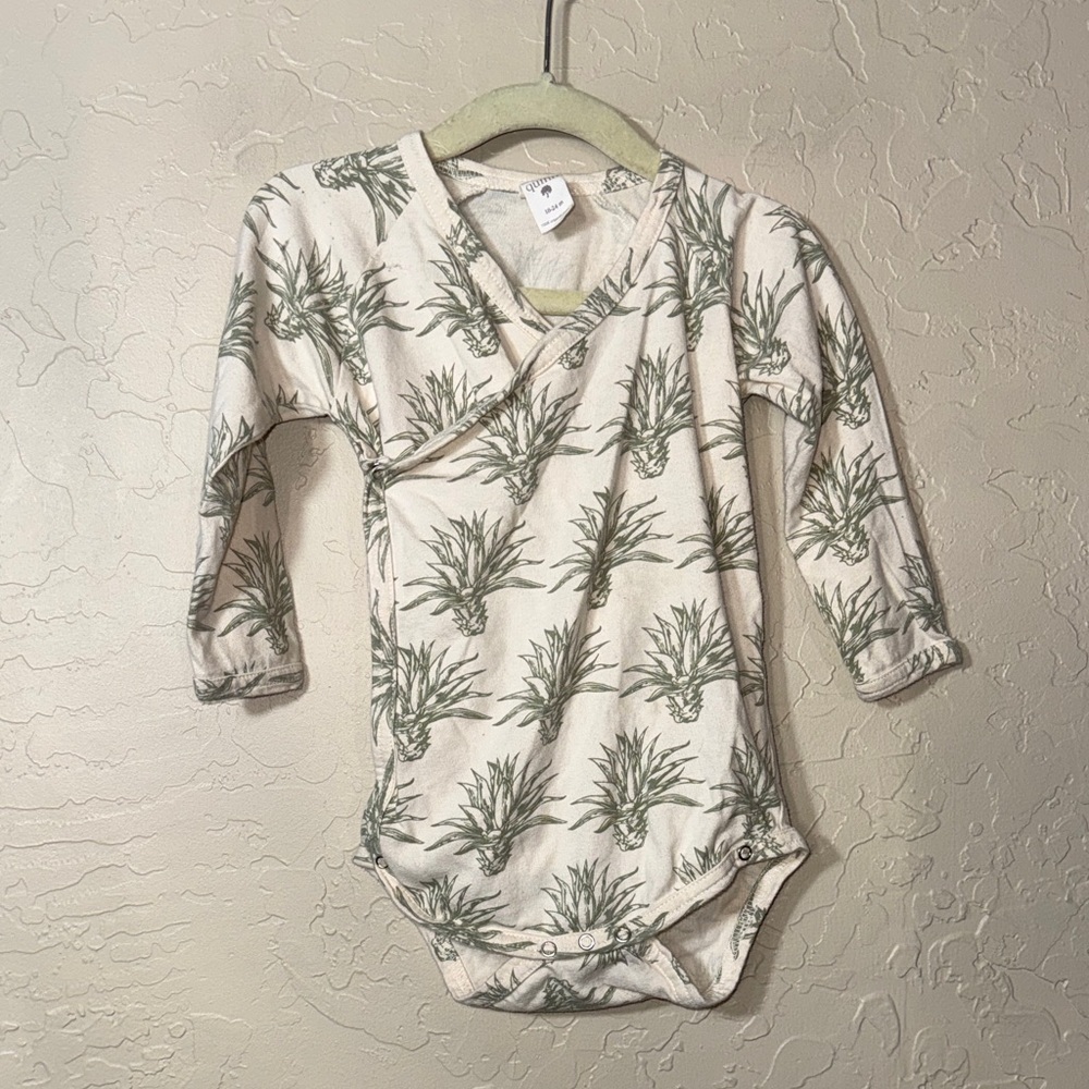 Kate Quinn pineapple print organic cotton pineapple print log sleeve onesie